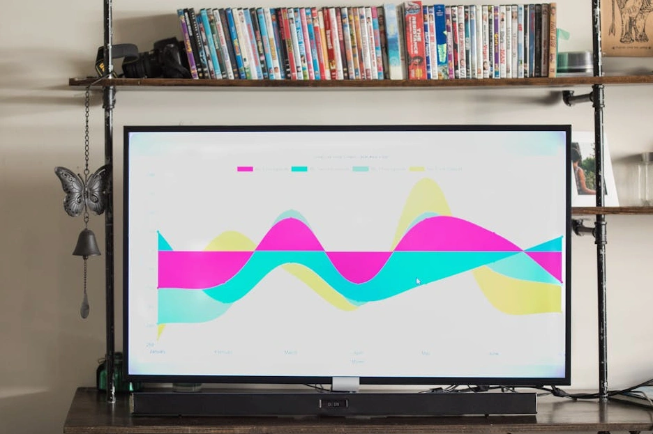 Professionisti IT che collaborano su un progetto di analisi dati in un ufficio moderno.